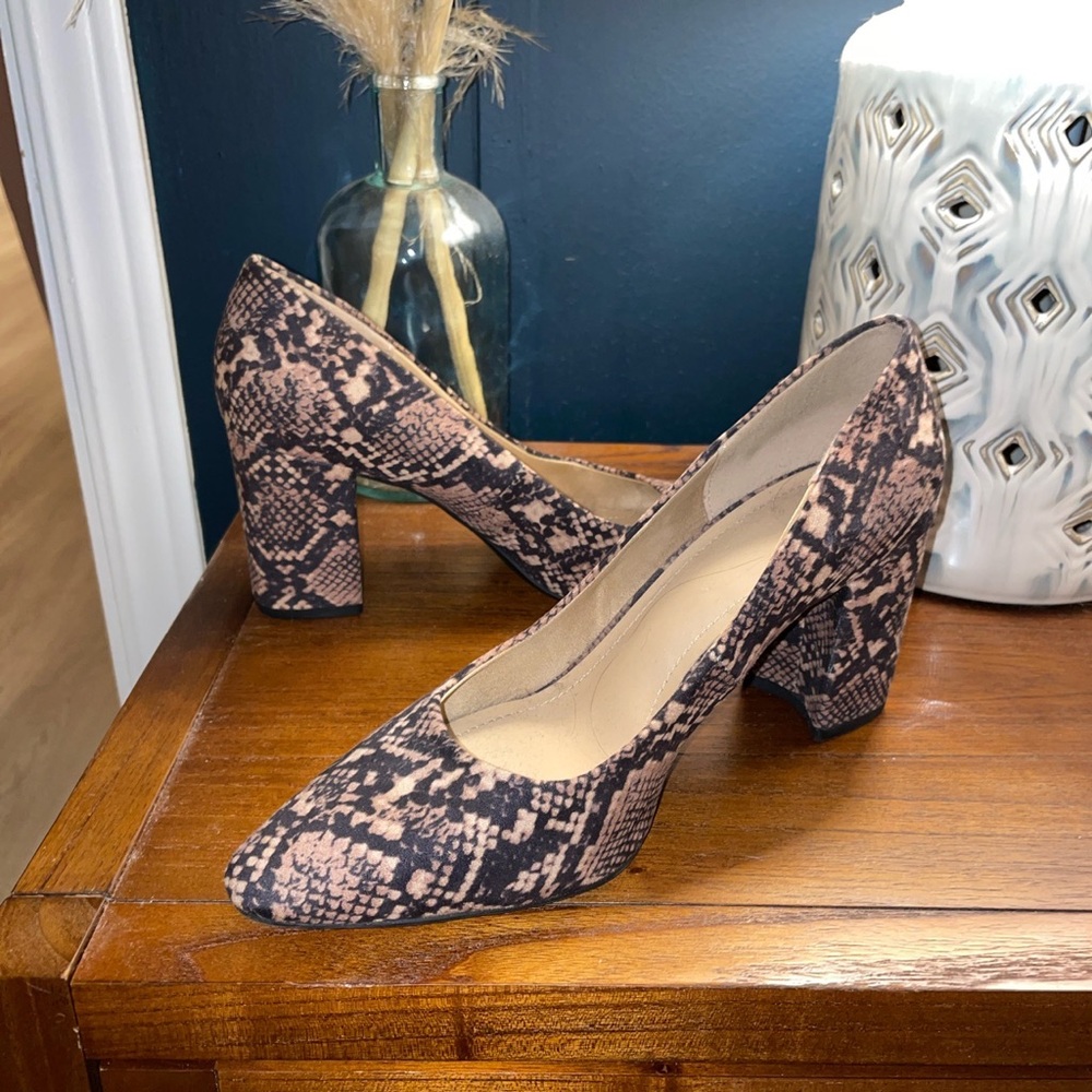 Women’s size 8 snakeskin pumps